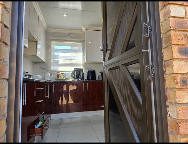 3 BEDROOM FREEHOLD FOR SALE IN GROBLERPARK